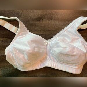 NWOT Classique Bra Women’s 32A Mastectomy White Pockets Adjustable Straps